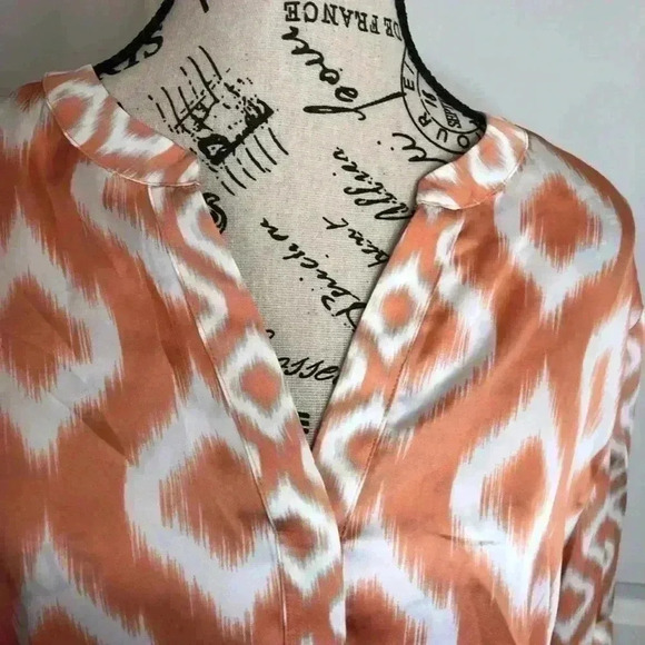 Chicos Womens size 2 Large Blouse Silky Salmon and White Geometric Print - Picture 4 of 6